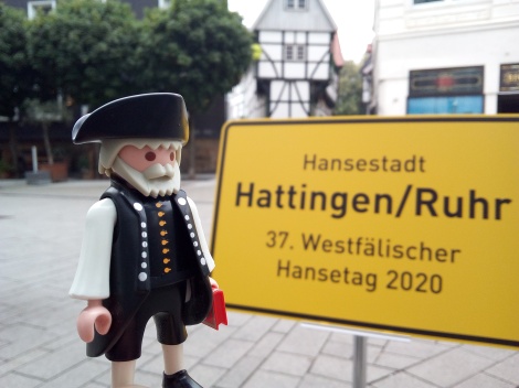 Hanse-Bruder Hannes mal nicht auf Hanse-Fahrt, sondern vor dem Museum im Bügeleisenhaus. Foto: Lars Friedrich