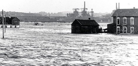 17. Mai 1943: Blick von der Ruhrbrücke zur Henrichshütte mit der früheren Gewehrfabrik, in der 1941 die ersten Hattinger Juden ghettoisiert wurden, und dem Haus Stolle(rechts). Foto: Sammlung Wojahn