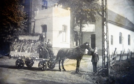 Gustav Mühlhaus (rechts) vor seinem Kino. Seinen Wagen hatte er für die Sprockhövel-Premiere des Films "Ich hab mein Herz in Heidelberg verloren" festlich geschmückt. Foto: Overbeck